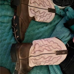 Justin Boots Brown and Pink cowboy (cowgirl) boots. Only tried on